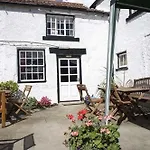 The Greyhound, Hackforth Near 酒店 3*
