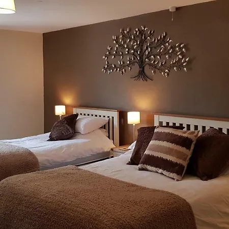 The Greyhound, Hackforth Near 3*