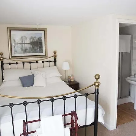 The Greyhound, Hackforth Near 3*