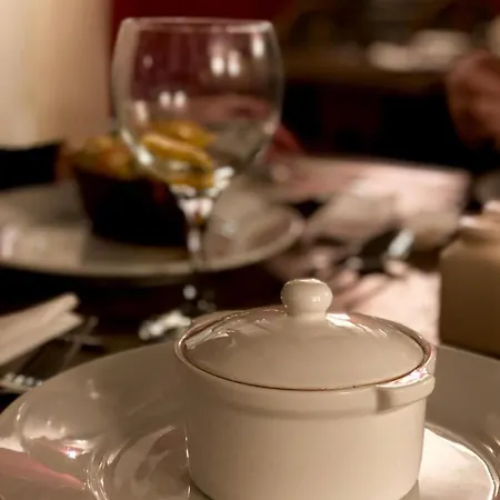 The Greyhound, Hackforth Near מלון בידייל