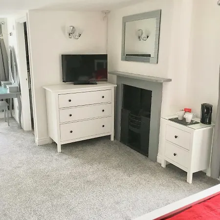 The Greyhound, Hackforth Near מלון 3*